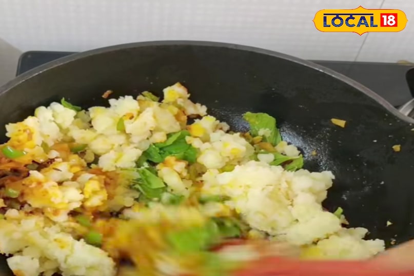 फिर सारे मसाले और उबले हुए आलू डालकर भुने 