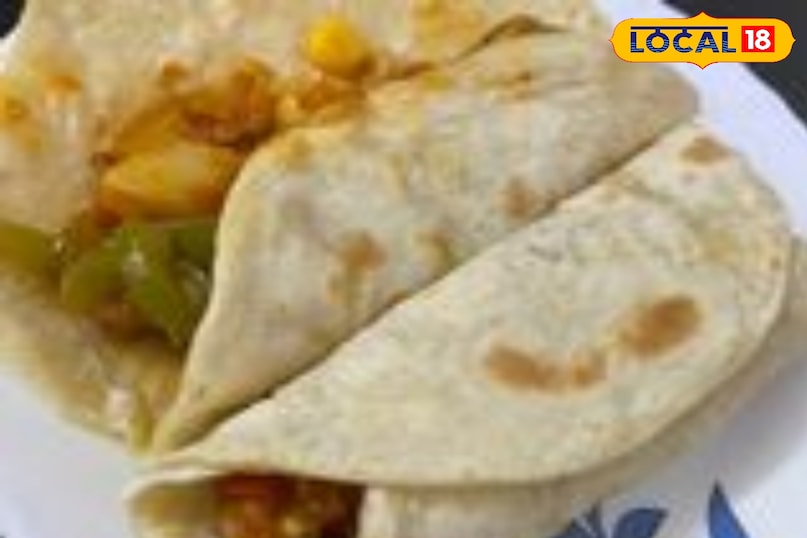 अब रोटी को रोल कर तवा पर घी से सेके 