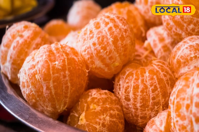 उत्तराखंड के पहाड़ी इलाकों में लोग आज भी प्राकृतिक और घरेलू उपायों पर भरोसा करते हैं. संतरे के छिलके का पाउडर भी ऐसा ही एक सस्ता और आसान उपाय है. बाजार में मिलने वाले महंगे क्रीम और फेस वॉश के मुकाबले यह नुस्खा जेब पर भारी नहीं पड़ता है. एक बार पाउडर बनाकर रख लेने से लंबे समय तक इस्तेमाल किया जा सकता है. खासकर युवाओं और महिलाओं के लिए यह एक अच्छा विकल्प है, जो बिना ज्यादा खर्च किए अपनी त्वचा का ख्याल रखना चाहते हैं. उत्तराखंड के पहाड़ी इलाकों में लोग आज भी प्राकृतिक और घरेलू उपायों पर भरोसा करते हैं. संतरे के छिलके का पाउडर भी ऐसा ही एक सस्ता और आसान उपाय है. बाजार में मिलने वाले महंगे क्रीम और फेस वॉश के मुकाबले यह नुस्खा जेब पर भारी नहीं पड़ता है. एक बार पाउडर बनाकर रख लेने से लंबे समय तक इस्तेमाल किया जा सकता है. खासकर युवाओं और महिलाओं के लिए यह एक अच्छा विकल्प है, जो बिना ज्यादा खर्च किए अपनी त्वचा का ख्याल रखना चाहते हैं.