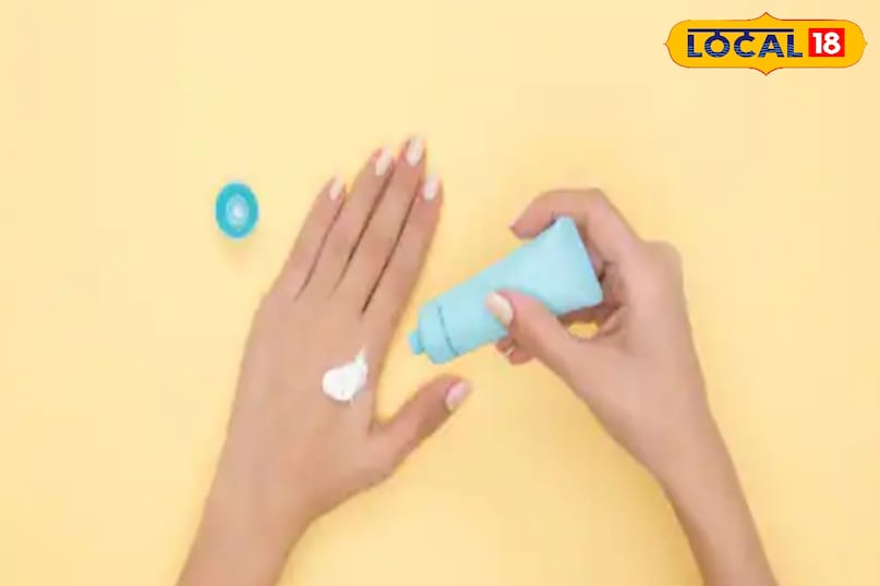 गर्म पानी से नहाये और मॉइश्चराइजर लगाए 