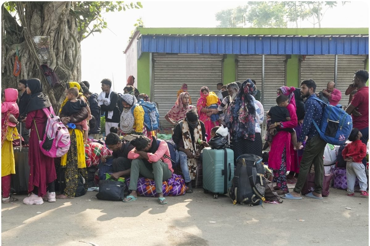 SIR का खौफ! बांग्लादेश वापसी को मजबूर अवैध प्रवासी हकीमपुर सीमा पर लगी भीड़