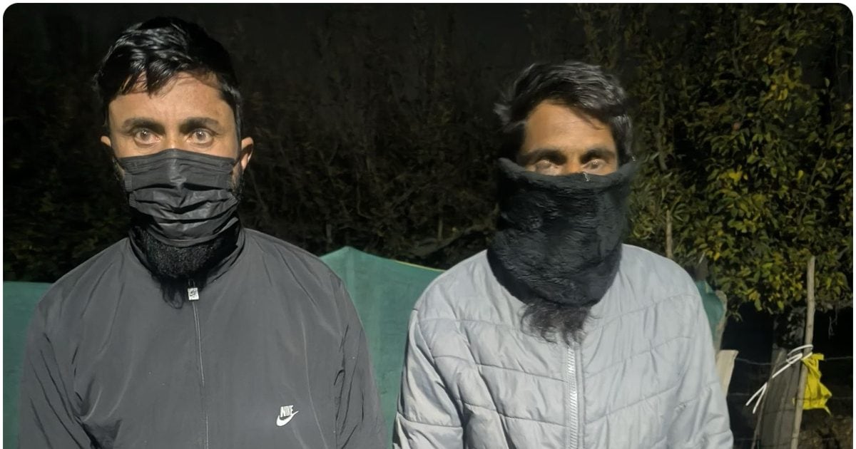 कश्मीर घाटी में 2 हाइब्रिड आतंकवादी गिरफ्तार, हथियार और गोला-बारूद बरामद
