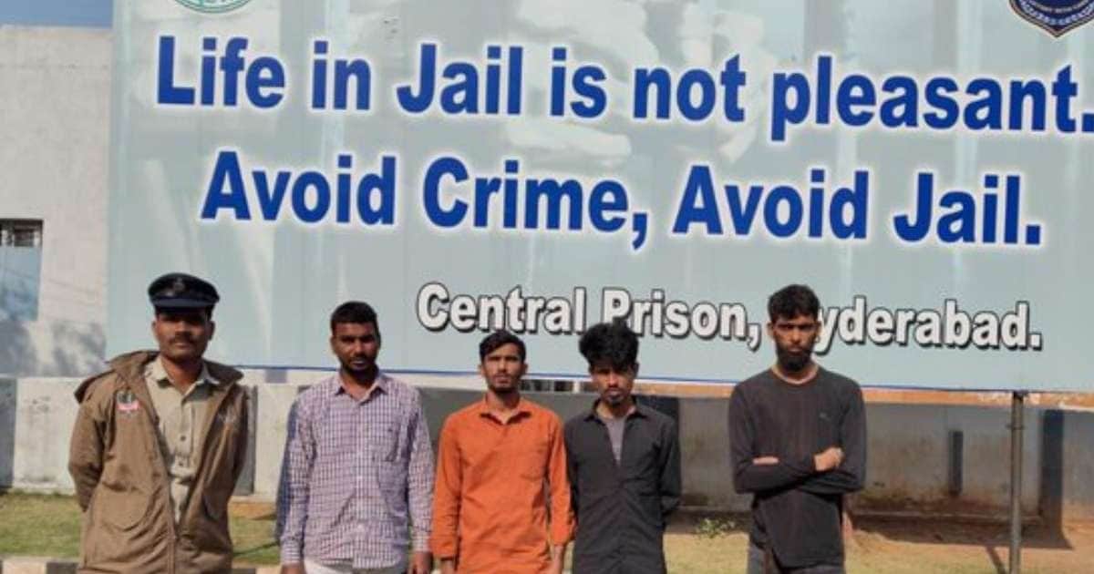 रात को थाने के बाहर थे 4 लोग, पुलिस ने पूछा- कौन हो? बाद में खुला इनका राज