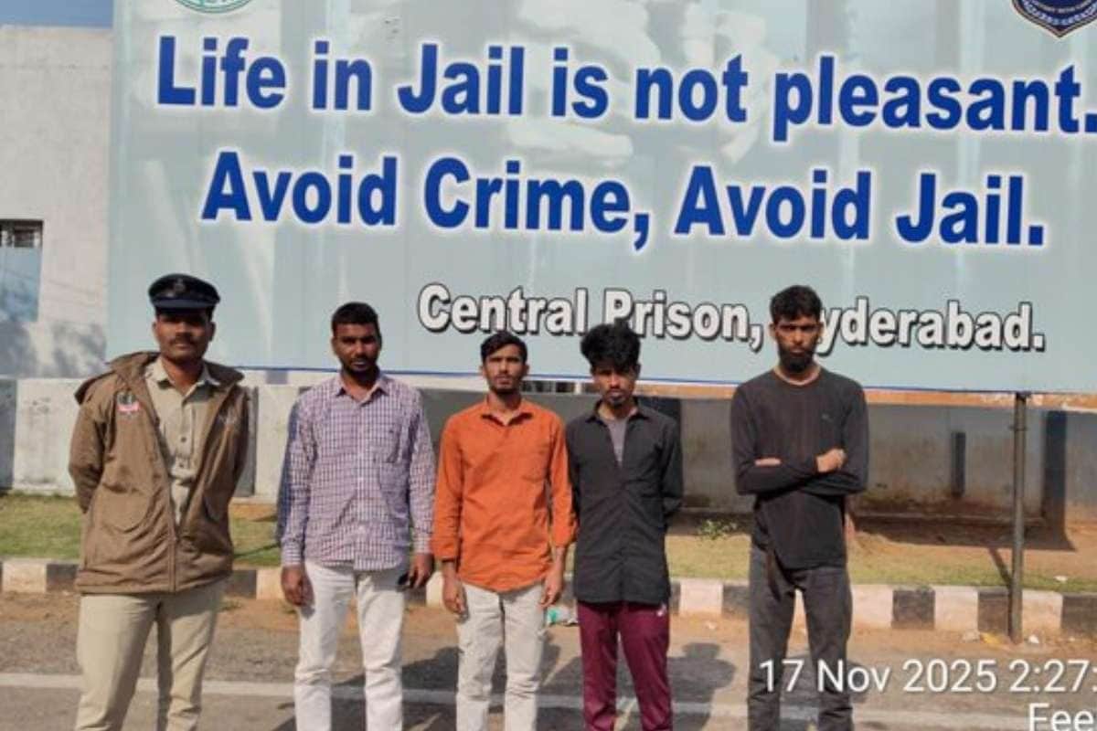 रात को थाने के बाहर थे 4 लोग पुलिस ने पूछा- कौन हो बाद में खुला इनका राज