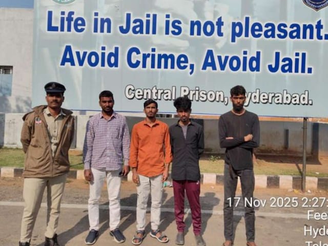 रात को थाने के बाहर थे 4 लोग, पुलिस ने पूछा- कौन हो? बाद में खुला इनका राज