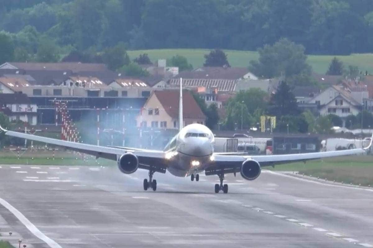 रनवे पर टच होते ही फुटबाल जैसा बाउंस हुआ प्‍लेन देखने वालों की थमीं सांसें