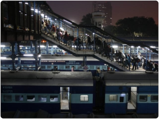 ट्रेन में सिर्फ हलाल मांस क्यों? रेलवे को NHRC का नोटिस, 14 दिन में मांगा जवाब