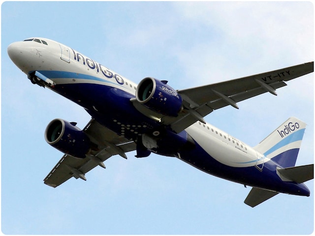 सऊदी से हैदराबाद आ रही थी फ्लाइट, तभी एक मैसेज से पैसेंजर्स की अटकी सांसें सऊदी से हैदराबाद आ रही थी फ्लाइट, तभी एक मैसेज से पैसेंजर्स की अटकी सांसें