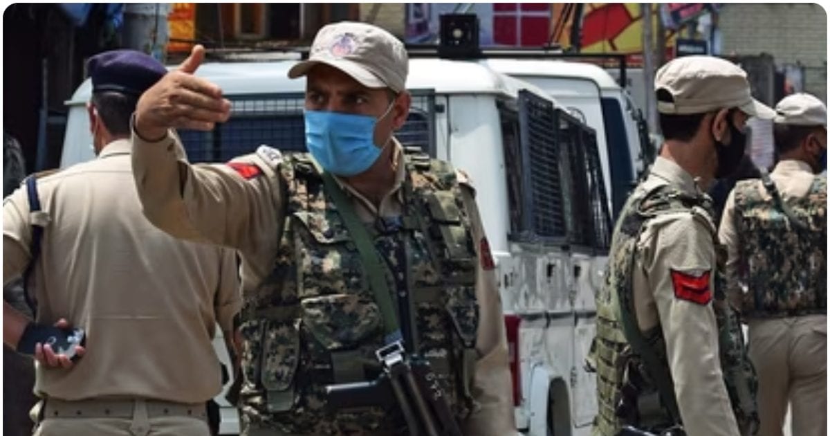 जम्मू कश्मीर: आतंकी साजिश नाकाम, श्रीनगर में हथियारों के साथ 3 शख्स गिरफ्तार