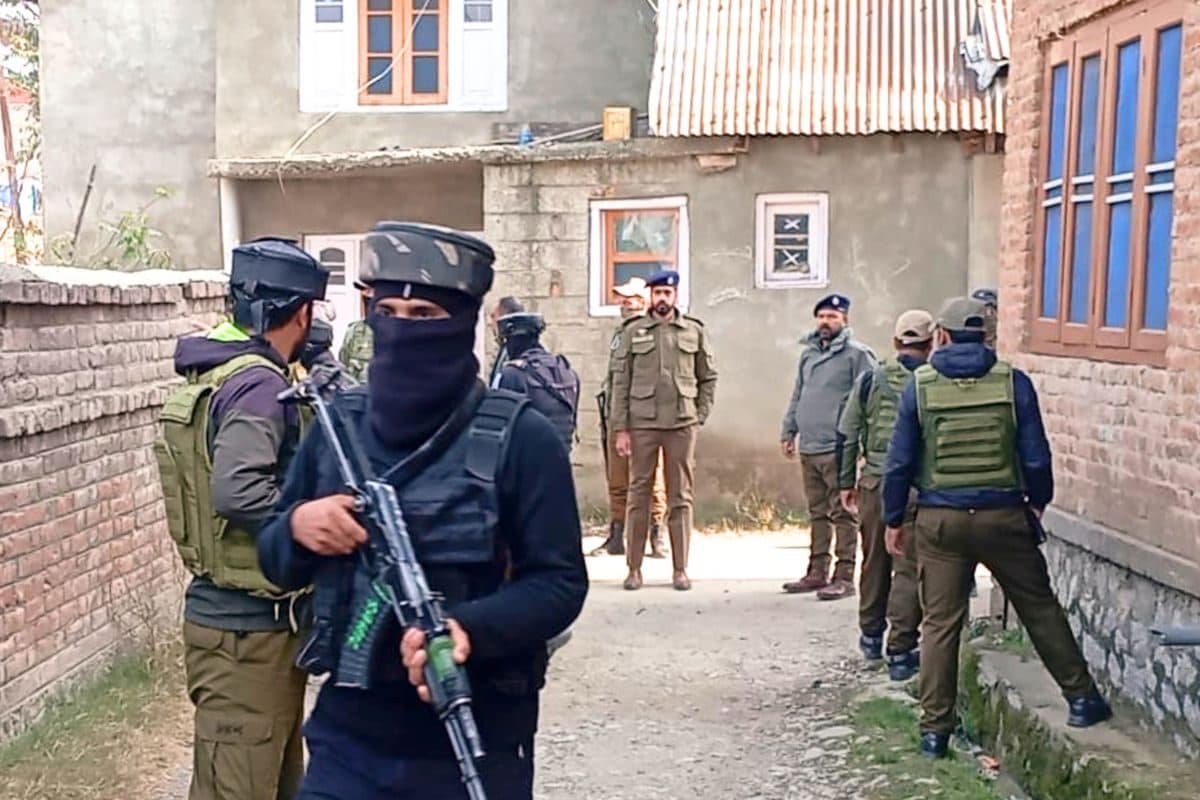 घर में‍ छिपे गद्दारों पर टूट पड़ी एजेंसियां 1500 जगह छापे कौन हैं ये लोग