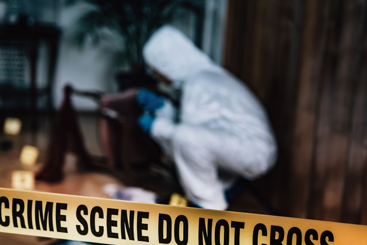 कपल ने लगाई चौथे फ्लोर से छलांग, तेज आवाज सुन अपार्टमेंट के लोग पहुंचे...