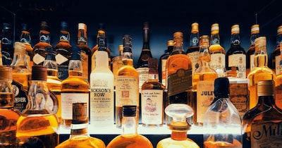 गुजरात में दो करोड़ से अधिक मूल्य की शराब बरामद हुई है.