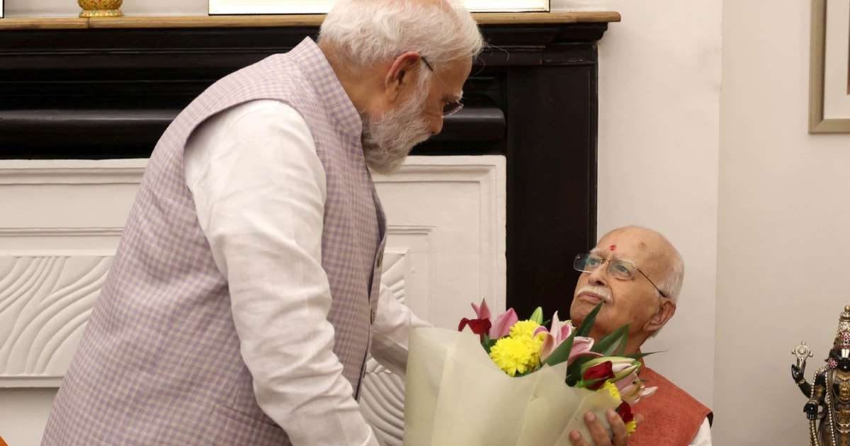आडवाणी के घर पहुंचे PM मोदी, जन्‍मदिन पर बधाई के साथ लिया आशीर्वाद