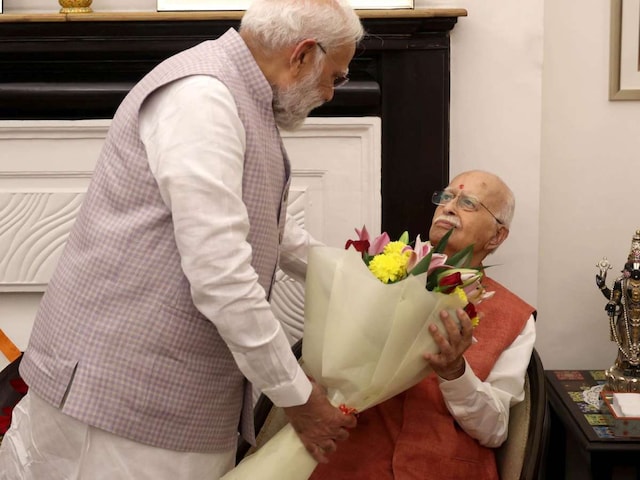 आडवाणी के घर पहुंचे PM मोदी, जन्‍मदिन पर बधाई के साथ लिया आशीर्वाद