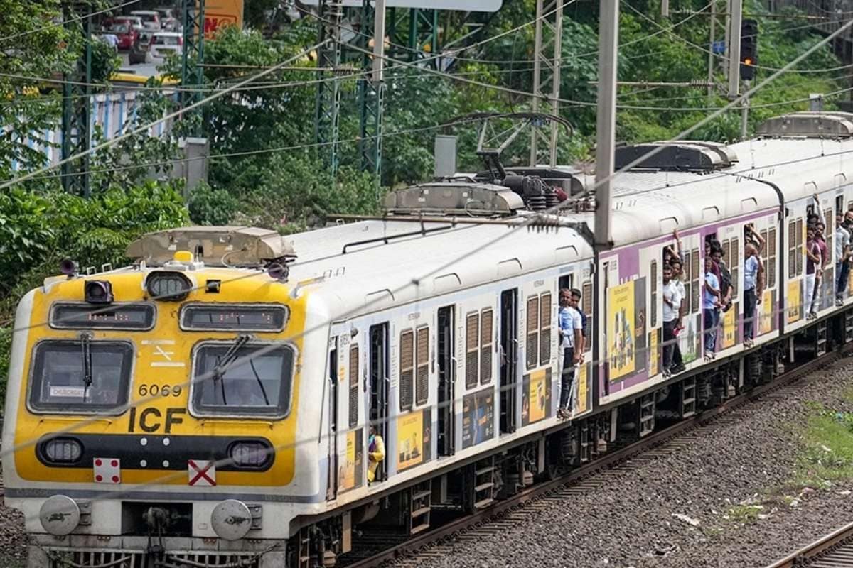 मुंबई में रेलवे लाइन पार कर रहे थे लोग, तभी आई लोकल, खून से लाल हो गया ट्रैक