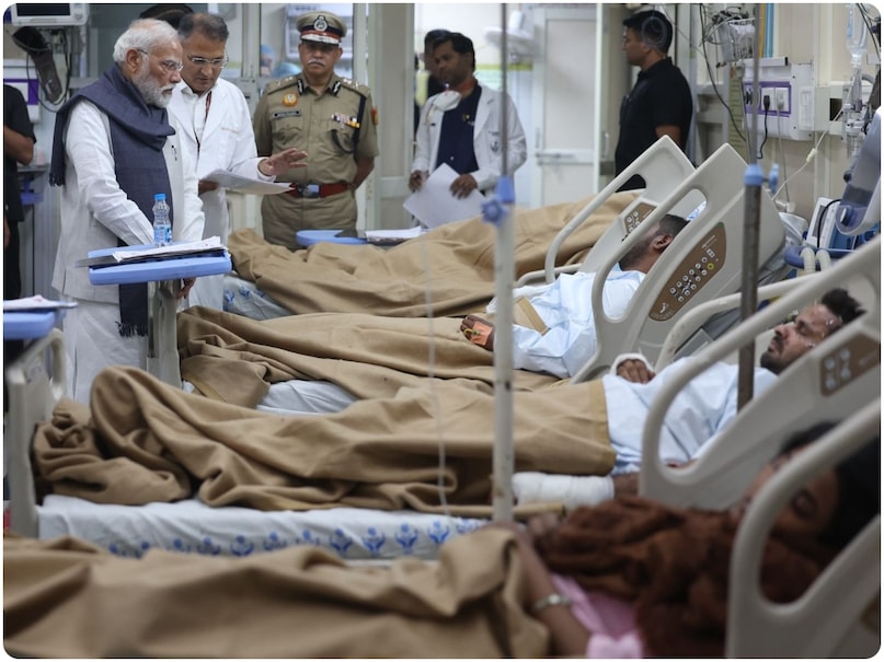 Delhi Blast Victim, PM Modi LNJP Hospital, Delhi Car Blast, Delhi Blast News, Delhi Blast , PM Modi in LNJP Hospital, Delhi Red Fort Blast, Red Fort Explosion, पीएम मोदी एलएनजेपी अस्पताल, लाल किला ब्लास्ट, लाल किला धमाका, लाल किला विस्फोट, दिल्ली कार ब्लास्ट, दिल्ली ब्लास्ट
