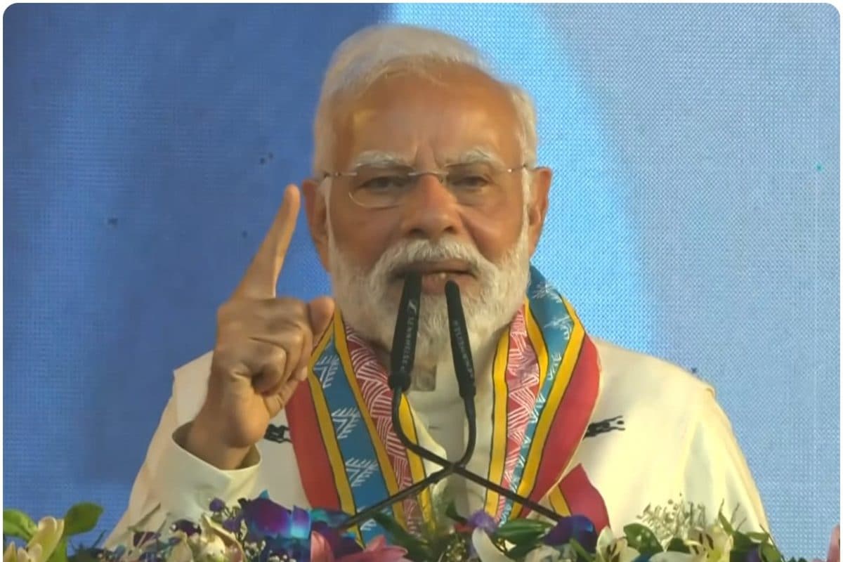 जो लोग संविधान की किताब का दिखावा करते हैं PM का इशारों में राहुल पर हमला