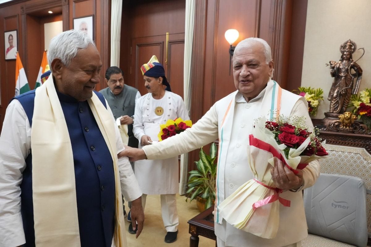 नीतीश कुमार ने राजभवन में सौंपा पत्र, 19 नवंबर को भंग होगी विधानसभा