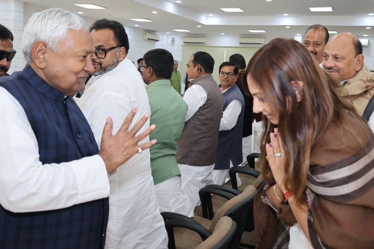 मां MP, पिता MLC और अब खुद MLA...कौन हैं नीतीश कुमार का आशीर्वाद ले रहीं कोमल?