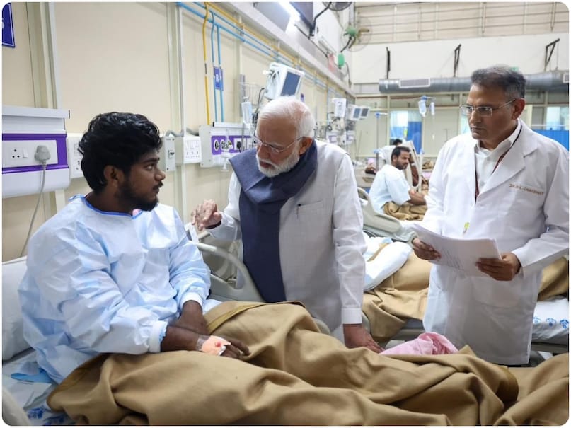 Delhi Blast Victim, PM Modi LNJP Hospital, Delhi Car Blast, Delhi Blast News, Delhi Blast , PM Modi in LNJP Hospital, Delhi Red Fort Blast, Red Fort Explosion, पीएम मोदी एलएनजेपी अस्पताल, लाल किला ब्लास्ट, लाल किला धमाका, लाल किला विस्फोट, दिल्ली कार ब्लास्ट, दिल्ली ब्लास्ट