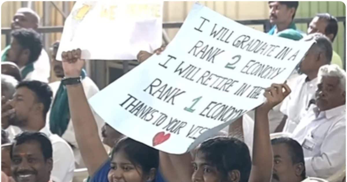 PM मोदी ने रोक दी अपनी स्पीच, बच्चियों की तारीफ पर तालियों से गूंजा पंडाल