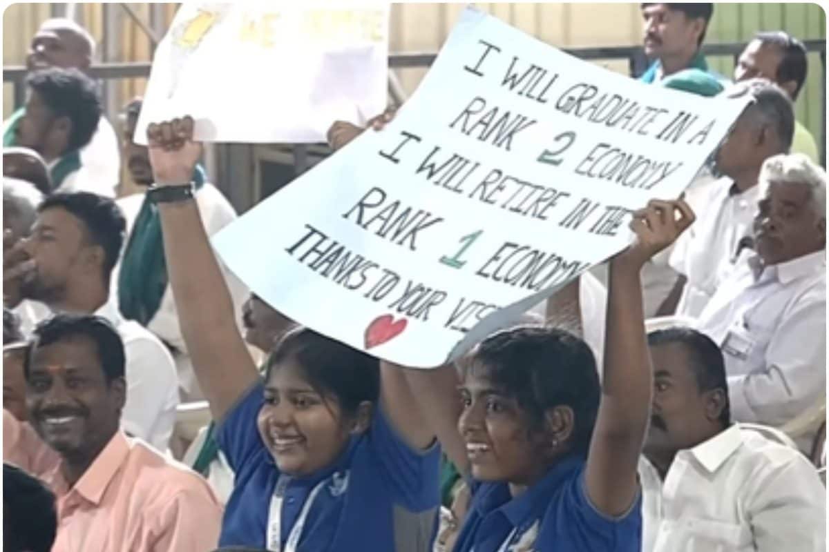 PM मोदी ने रोक दी अपनी स्पीच बच्चियों की तारीफ पर तालियों से गूंजा पंडाल