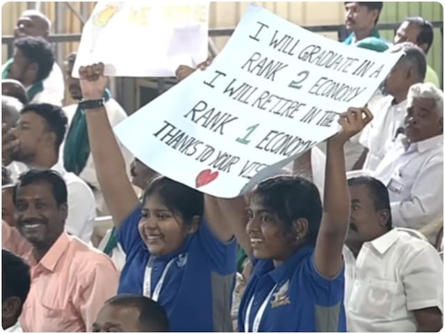 PM मोदी ने रोक दी अपनी स्पीच, बच्चियों की तारीफ पर तालियों से गूंजा पंडाल