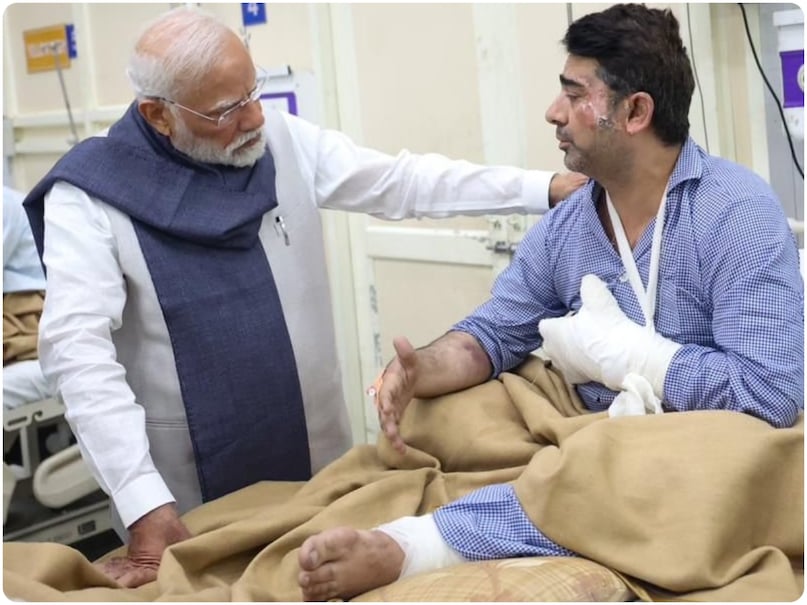 Delhi Blast Victim, PM Modi LNJP Hospital, Delhi Car Blast, Delhi Blast News, Delhi Blast , PM Modi in LNJP Hospital, Delhi Red Fort Blast, Red Fort Explosion, पीएम मोदी एलएनजेपी अस्पताल, लाल किला ब्लास्ट, लाल किला धमाका, लाल किला विस्फोट, दिल्ली कार ब्लास्ट, दिल्ली ब्लास्ट