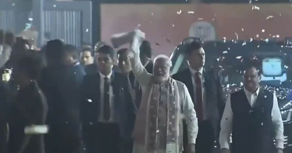 बीजेपी हेडक्‍वार्टर पहुंचे पीएम मोदी, बिहार स्‍टाइल में लहराया गमछा