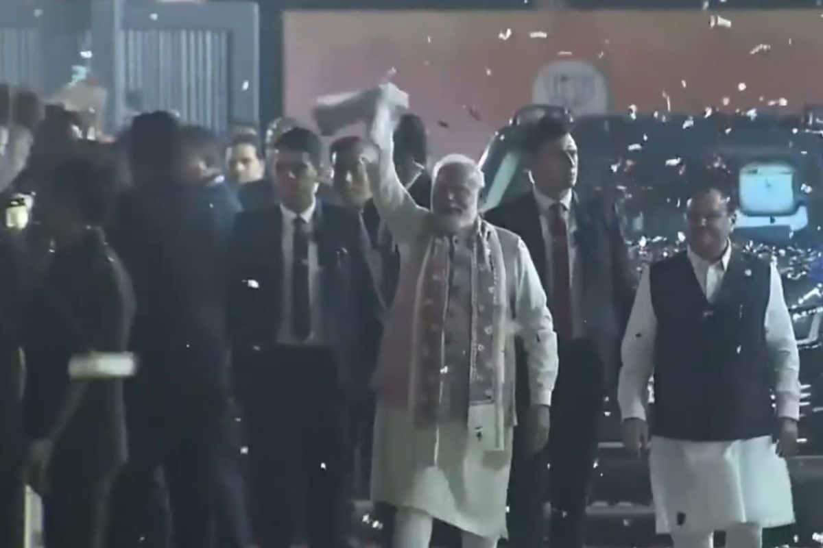 बीजेपी हेडक्‍वार्टर पहुंचे पीएम मोदी बिहार स्‍टाइल में लहराया गमछा