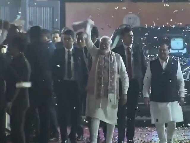 बीजेपी हेडक्‍वार्टर पहुंचे पीएम मोदी, बिहार स्‍टाइल में लहराया गमछा