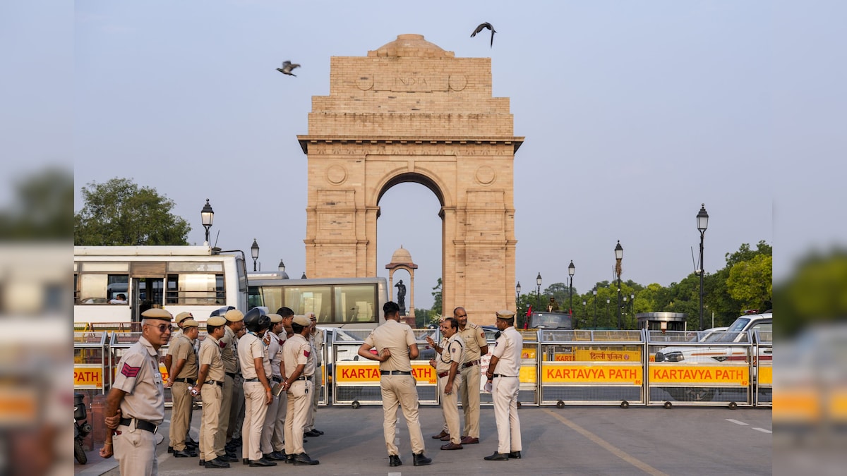 इंडिया गेट पर पॉल्यूशन प्रोटेस्ट में हंगामे पर पुलिस सख्त, 2 FIR, 22 गिरफ्तार