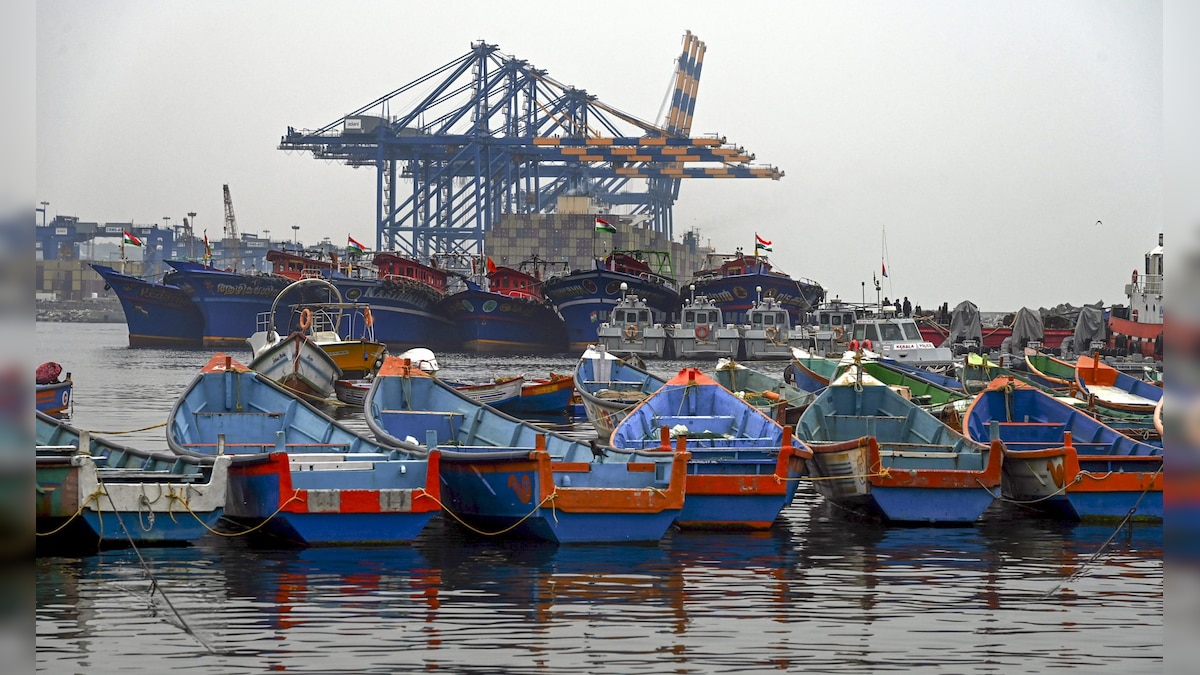 तूफान दितवाह ने श्रीलंका को तबाह किया, मगर भारत के बगल से क्यों गुजर गया?