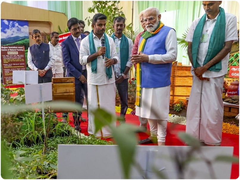 PM Modi Farmers, PM Modi farmers selfies, PM Modi Selfie farmers, South India Natural Farming Summit-2025, PM Modi Tamil Nadu Farmers, PM Modi Coimbatore News, पीएम मोदी किसान, पीएम मोदी किसान सेल्फी, पीएम मोदी सेल्फी किसान, दक्षिण भारत प्राकृतिक कृषि शिखर सम्मेलन-2025, पीएम मोदी तमिलनाडु किसान, पीएम मोदी कोयंबटूर समाचार