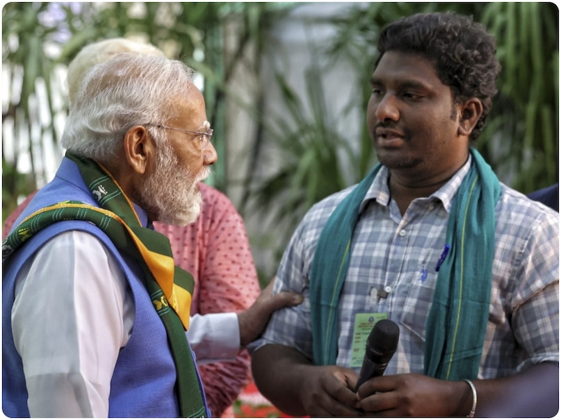 PM Modi Farmers, PM Modi farmers selfies, PM Modi Selfie farmers, South India Natural Farming Summit-2025, PM Modi Tamil Nadu Farmers, PM Modi Coimbatore News, पीएम मोदी किसान, पीएम मोदी किसान सेल्फी, पीएम मोदी सेल्फी किसान, दक्षिण भारत प्राकृतिक कृषि शिखर सम्मेलन-2025, पीएम मोदी तमिलनाडु किसान, पीएम मोदी कोयंबटूर समाचार