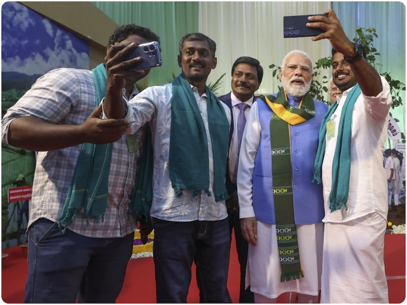 PM Modi Farmers, PM Modi farmers selfies, PM Modi Selfie farmers, South India Natural Farming Summit-2025, PM Modi Tamil Nadu Farmers, PM Modi Coimbatore News, पीएम मोदी किसान, पीएम मोदी किसान सेल्फी, पीएम मोदी सेल्फी किसान, दक्षिण भारत प्राकृतिक कृषि शिखर सम्मेलन-2025, पीएम मोदी तमिलनाडु किसान, पीएम मोदी कोयंबटूर समाचार