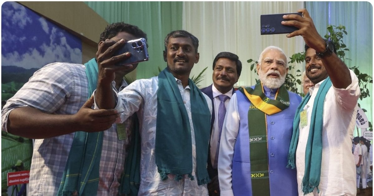 कौन हैं ये लोग जिनकी बात इतने ध्‍यान से सुन रहे PM मोदी, सेल्फी भी खिंचवाई