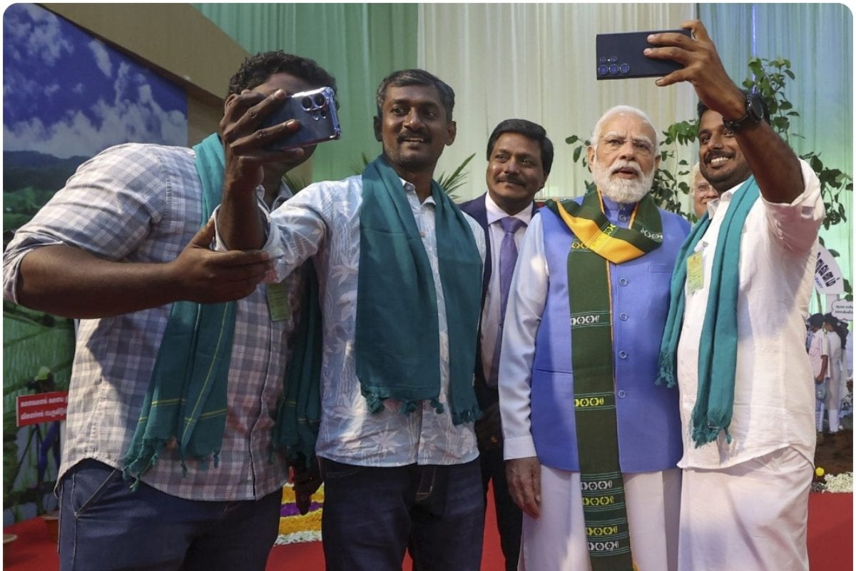 कौन हैं ये लोग जिनकी बात इतने ध्‍यान से सुन रहे PM मोदी सेल्फी भी खिंचवाई