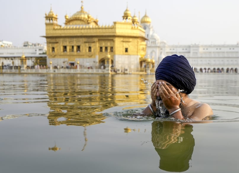 आज गुरु नानक देव की जयंती भी मनाई जा रही है. देश भर के श्रद्धालु इस मौके पर आस्था के डुबकी लगाते हैं. सबसे खास नजारा अमृतसर के अमृत सरोवर में देखने को मिला जहां लोगों ने आस्था की डुबकी लगाई. आज गुरु नानक देव की जयंती भी मनाई जा रही है. देश भर के श्रद्धालु इस मौके पर आस्था के डुबकी लगाते हैं. सबसे खास नजारा अमृतसर के अमृत सरोवर में देखने को मिला जहां लोगों ने आस्था की डुबकी लगाई.