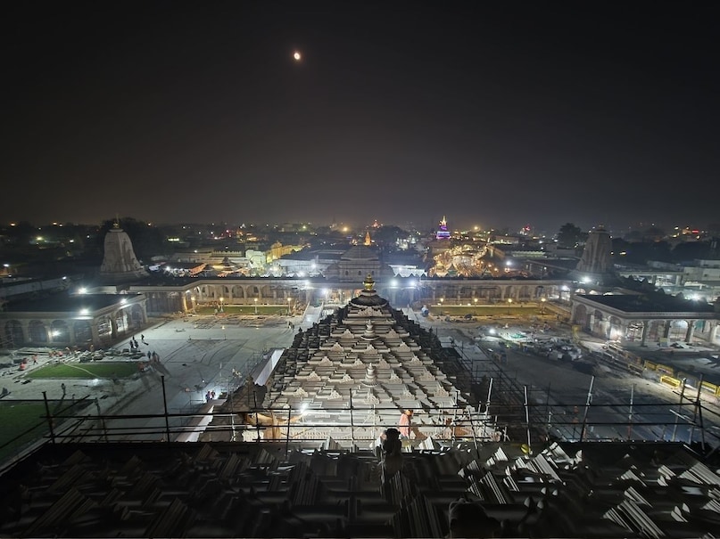 बता दें कि आने वाली 25 नवंबर को मंदिर के मुख्य शिखर पर पवित्र ध्वज पताका फहराई जाएगी. यह केवल धार्मिक अनुष्ठान नहीं है, बल्कि करोड़ों राम भक्तों की आस्था और उम्मीद का प्रतीक भी है. पूरे विश्व की निगाहें इस ऐतिहासिक क्षण पर टिकी हुई हैं, और यह अवसर भक्तों के लिए बेहद खास होगा.