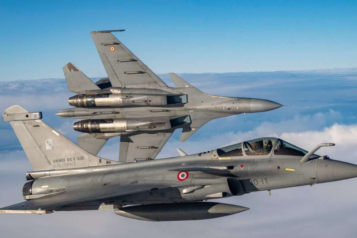 7 समंदर पार सुखोई-राफेल एक साथ हवा में जुगलबंदी देख लोगों ने थाम ली सांसें