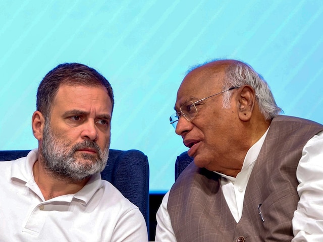 बिहार में करारी हार के बाद बंद कमरे में राहुल-खरगे की बैठक, EC पर फोड़ा ठीकरा