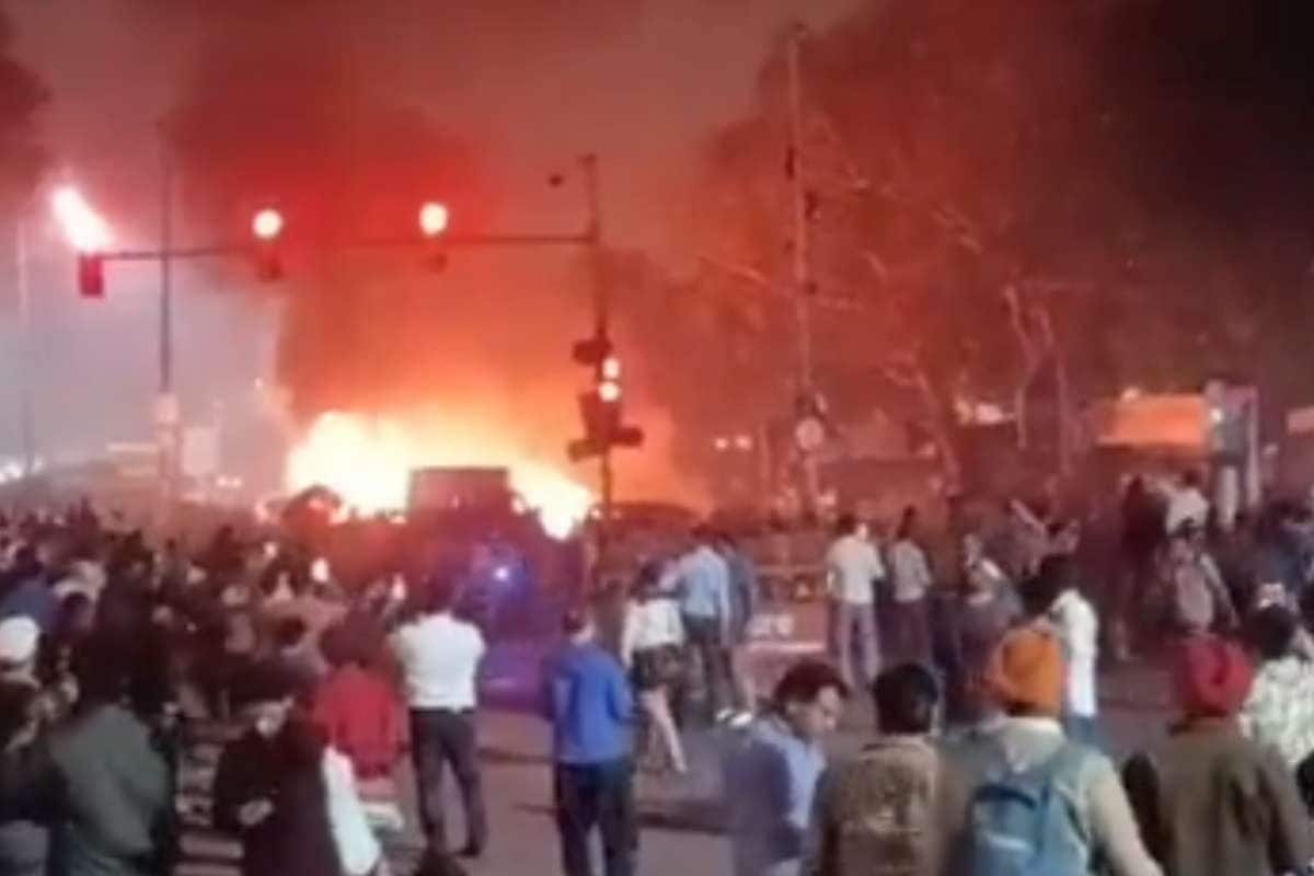 दिल्‍ली के लाल किले के पास बड़ा धमका बैट्री फटी या कोई साजिश