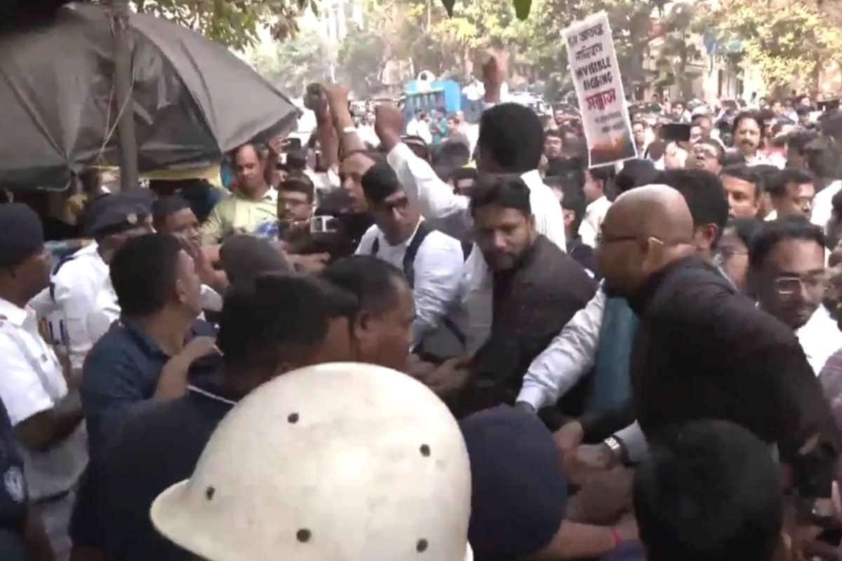 ताला-जंजीर लेकर चुनाव आयोग के दफ्तर पहुंचे BLO बंगाल में SIR पर बवाल