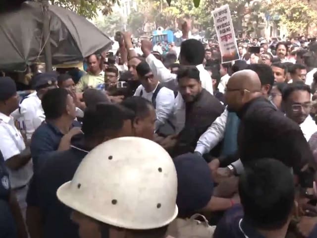 ताला-जंजीर लेकर चुनाव आयोग के दफ्तर पहुंचे BLO, बंगाल में SIR पर बवाल