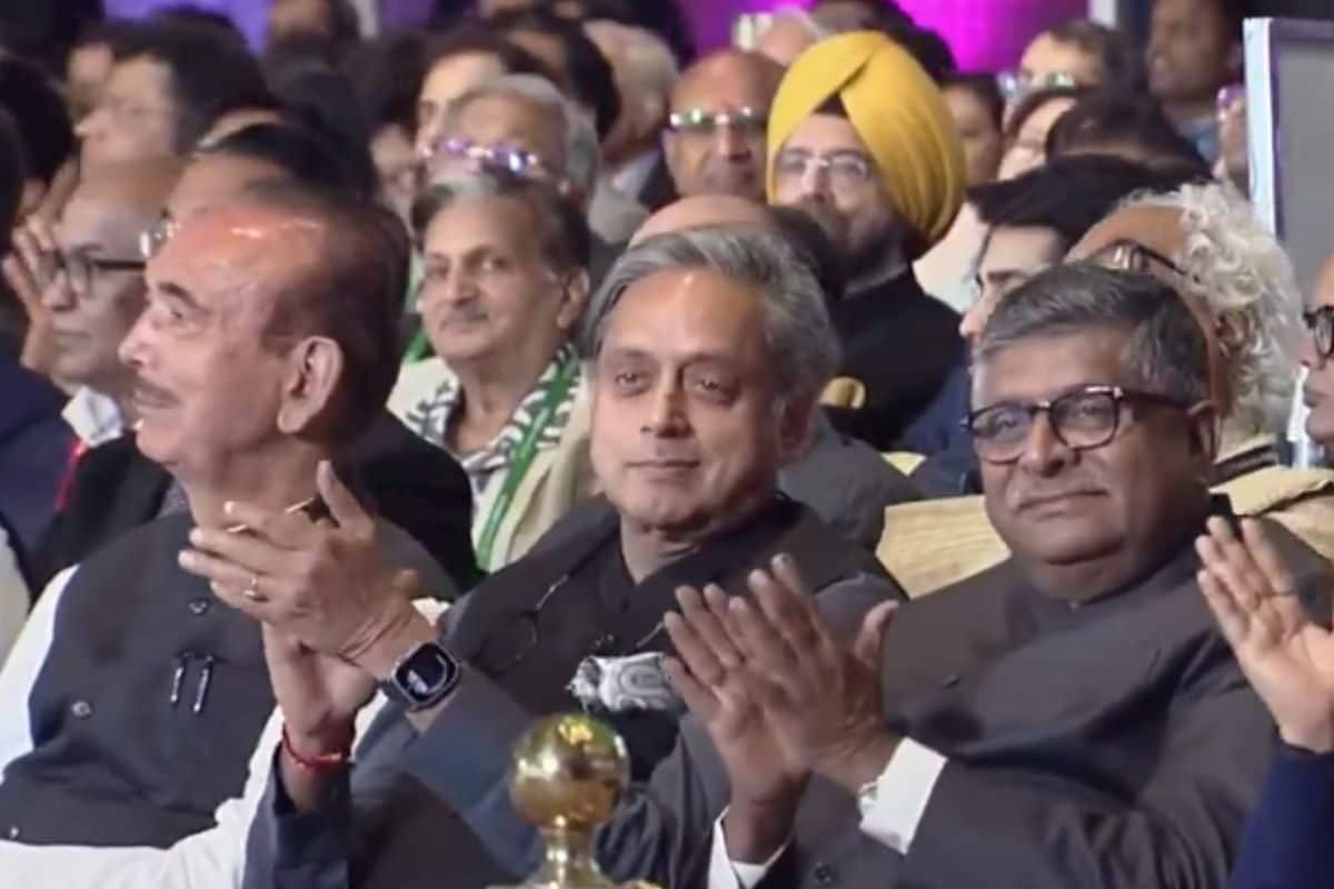 कांग्रेस की मीटिंग से थरूर नदारद PM मोदी के प्रोग्राम में ठहाके लगाते दिखे थे