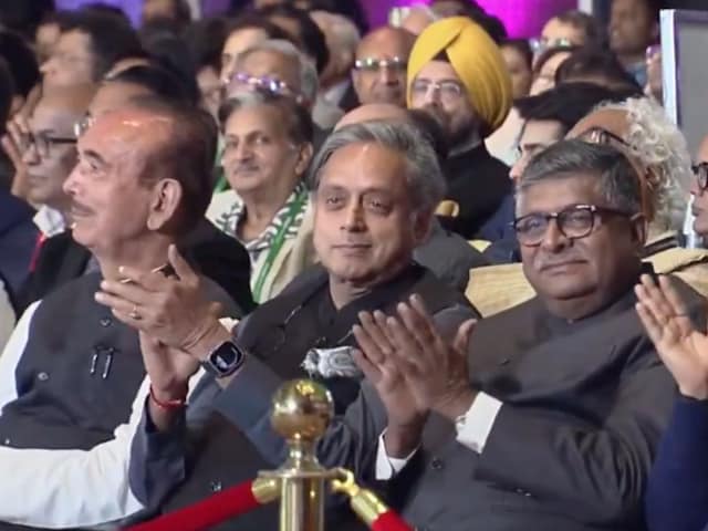 कांग्रेस की मीटिंग से थरूर नदारद, PM मोदी के प्रोग्राम में ठहाके लगाते दिखे थे