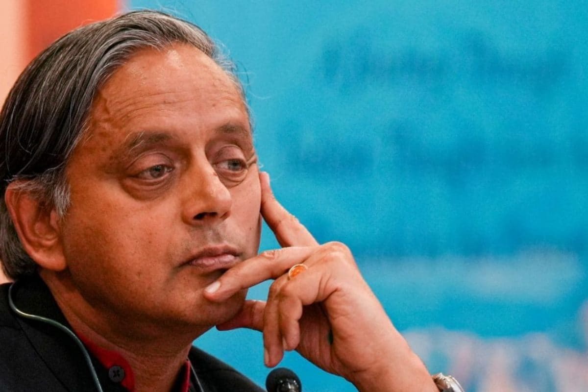 पीएम मोदी की तारीफ पर तारीफ क्या शशि थरूर लेने वाले हैं फाइनल फैसला