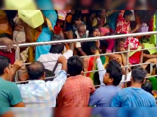 ग्रिल टूटी, 7 फीट ऊंचाई से गिरे श्रद्धालु...मंदिर में भगदड़ की इनसाइड स्टोरी ग्रिल टूटी, 7 फीट ऊंचाई से गिरे श्रद्धालु...मंदिर में भगदड़ की इनसाइड स्टोरी