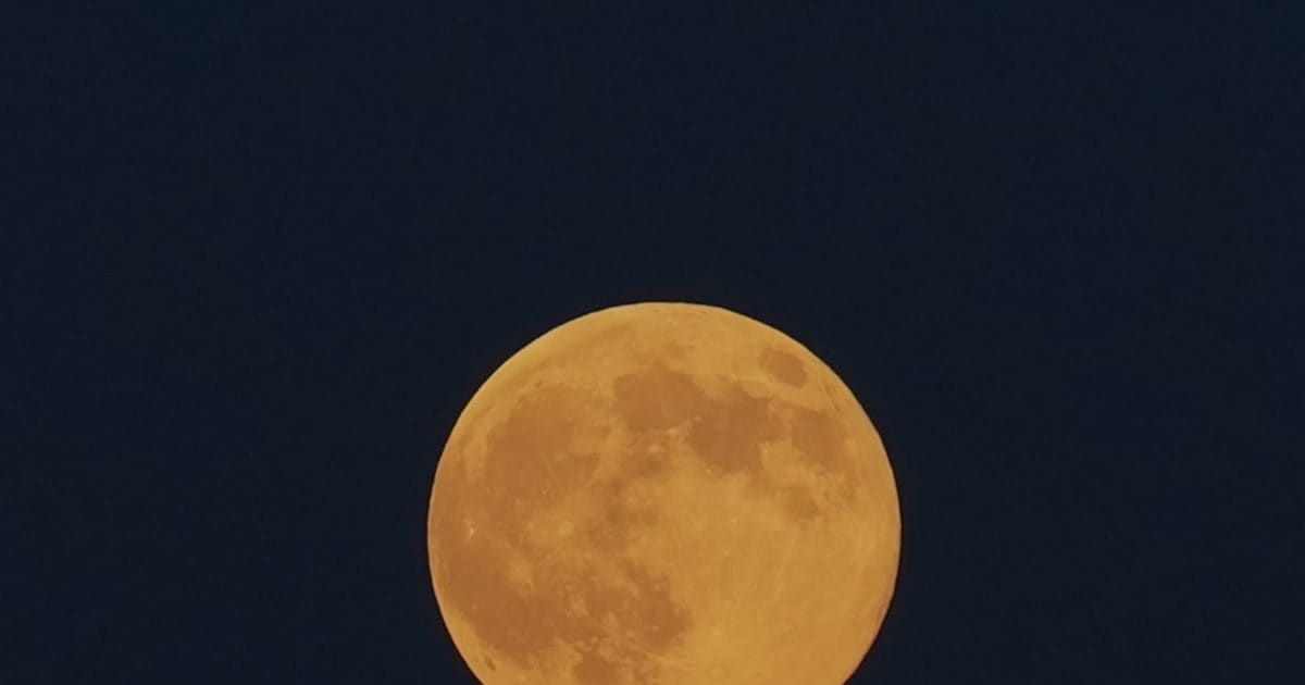 ऐसा नजारा पहले कभी नहीं देखा! आसमान में दिखा सबसे बड़ा ‘बीवर सुपरमून’- PHOTOS